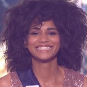 Miss France 2022 : Ambre Andrieu (Miss Aquitaine) répond à la polémique sur sa coiffure et confirme qu'elle ne voulait pas ça.