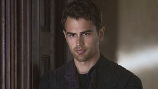 Theo James de retour dans une série : que devient l'interprète de Quatre dans Divergente ?