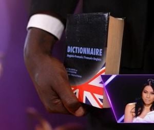 Un dictionnaire anglais/français car la célébrité est bilingue ?