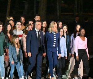 Emmanuel Macron et Brigitte Macron entourés d'enfants et de jeunes le 24 avril 2022 : pourquoi ils n'ont pas eu d'enfants ensemble
