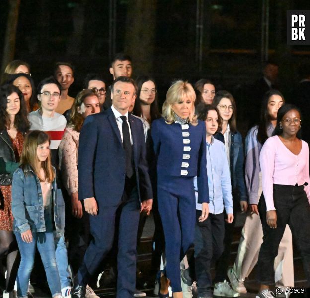Emmanuel Macron et Brigitte Macron entourés d'enfants et de jeunes le 24 avril 2022 : pourquoi ils n'ont pas eu d'enfants ensemble