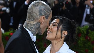 Kourtney Kardashian et Travis Barker mariés discrètement : les photos du mariage fuitent