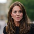 La bande-annonce de la série The Crown qui raconte l'histoire d'Elizabeth II : Kate Middleton et le Prince William en froide ? Cette image fait parler mais...