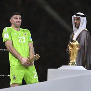 Le gardien argentin justifie son geste de porc avec son trophée : spoiler, c&#039;était contre les supporters français