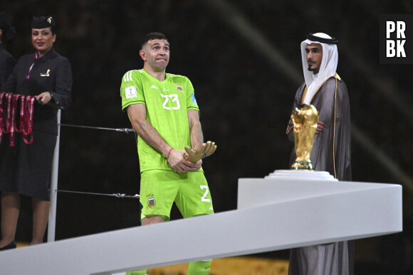 Le gardien argentin Emiliano Martinez justifie son geste de porc avec son trophée : spoiler, c'était contre les supporters français