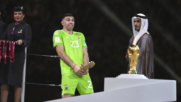 Le gardien argentin justifie son geste de porc avec son trophée : spoiler, c'était contre les supporters français