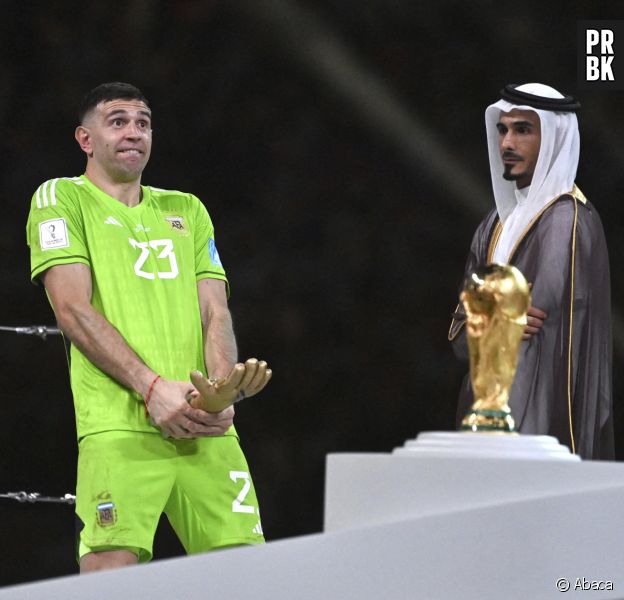 Le gardien argentin Emiliano Martinez justifie son geste de porc avec son trophée : spoiler, c'était contre les supporters français