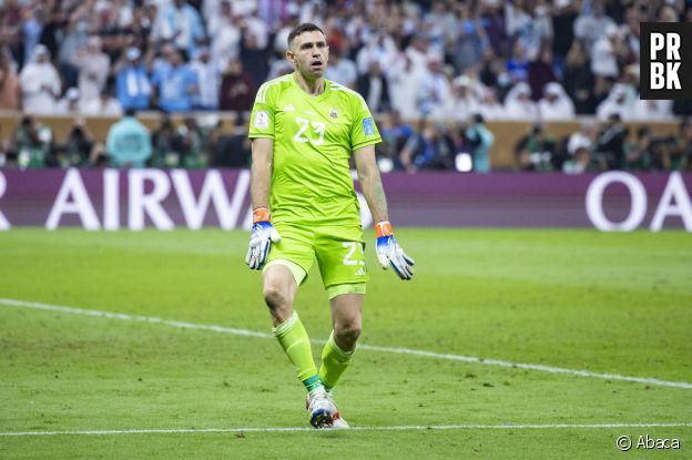 Emiliano Martinez reçoit un carton jaune après ses provocations lors des tirs au but lors de la finale Argentine France à la coupe du monde 2022 au Qatar