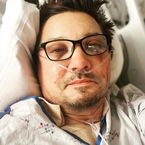 "Je suis trop en vrac" : l'acteur Jeremy Renner se confie sur sa santé après son terrible accident et ses opérations