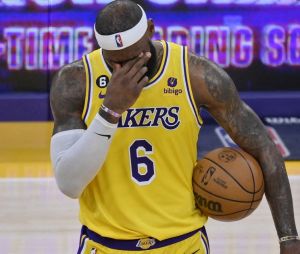 "Ca résume bien sa carrière" : LeBron James bat un record historique en NBA en pleine défaite des Lakers, les internautes se moquent