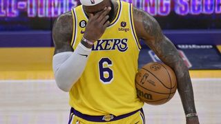 "Ca résume bien sa carrière" : LeBron James bat un record historique en NBA en pleine défaite des Lakers, les internautes se moquent de la star