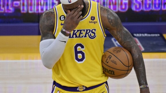 "Ca résume bien sa carrière" : LeBron James bat un record historique en NBA en pleine défaite des Lakers, les internautes se moquent de la star