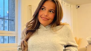 "J'essaie de gérer les filles" : en pleine nuit, Poupette Kenza contacte Emmanuel Macron, convaincue de pouvoir stopper la réforme des retraites, les internautes dépités