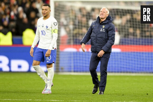 Il ressemble à s'y méprendre au patron des Bleus, à un détail près : il est chauve.
Joie des joueurs de l'équipe de France en fin de match Kylian Mbappé (FRA) et Didier Deschamps, entraineur et sélectionneur de l'équipe de France - Match de qualification à l''EURO 2024 de Football opposant la France aux Pays-Bas au Stade de France à Saint-Denis, France, le 24 mars 2023. La France a gagné 4-0. © Jean-Baptiste Autissier/Panoramic/Bestimage  UEFA Euro 2024 qualification football match between France and Netherlands at the Stade de France in Saint-Denis, north of Paris, France, on March 24, 2023. France won 4-0.