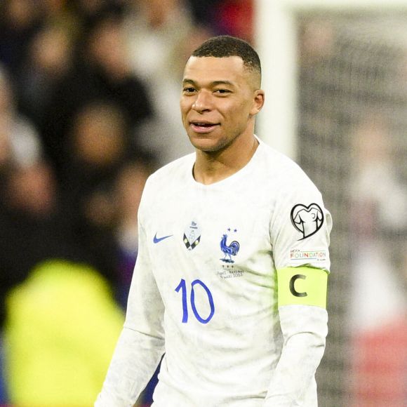 Il ressemble à s'y méprendre au patron des Bleus, à un détail près : il est chauve.
Joie des joueurs de l'équipe de France en fin de match Kylian Mbappé (FRA) et Didier Deschamps, entraineur et sélectionneur de l'équipe de France - Match de qualification à l''EURO 2024 de Football opposant la France aux Pays-Bas au Stade de France à Saint-Denis, France, le 24 mars 2023. La France a gagné 4-0. © Jean-Baptiste Autissier/Panoramic/Bestimage  UEFA Euro 2024 qualification football match between France and Netherlands at the Stade de France in Saint-Denis, north of Paris, France, on March 24, 2023. France won 4-0.