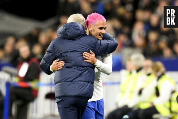 Mix de Deschamps et Fabien Barthez, ce sélectionneur semble avoir l'ADN des Champions du Monde 98 dans le corps !
Antoine Griezmann (FRA) et Didier Deschamps, entraineur et sélectionneur de l'équipe de France - Match de qualification à l''EURO 2024 de Football opposant la France aux Pays-Bas au Stade de France à Saint-Denis, France, le 24 mars 2023. La France a gagné 4-0. © Jean-Baptiste Autissier/Panoramic/Bestimage  UEFA Euro 2024 qualification football match between France and Netherlands at the Stade de France in Saint-Denis, north of Paris, France, on March 24, 2023. France won 4-0.