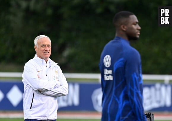 Didier Deschamps ( selectionneur - entraineur - France ) - Konate Ibrahima ( France ) - Entraînement de l'équipe de France de football pour le match de qualification à l'Euro 2024 contre les Pays-Bas au centre de formation et centre National du Footbal de Clairefontaine-en-Yvelines, France, le 20 mars 2023. © Federico Pestellini/Panoramic/Bestimage  Training of the French football team for the Euro 2024 qualifying match against the Netherlands at the training center and National Footbal Center in Clairefontaine-en-Yvelines, France, on March 20, 2023.