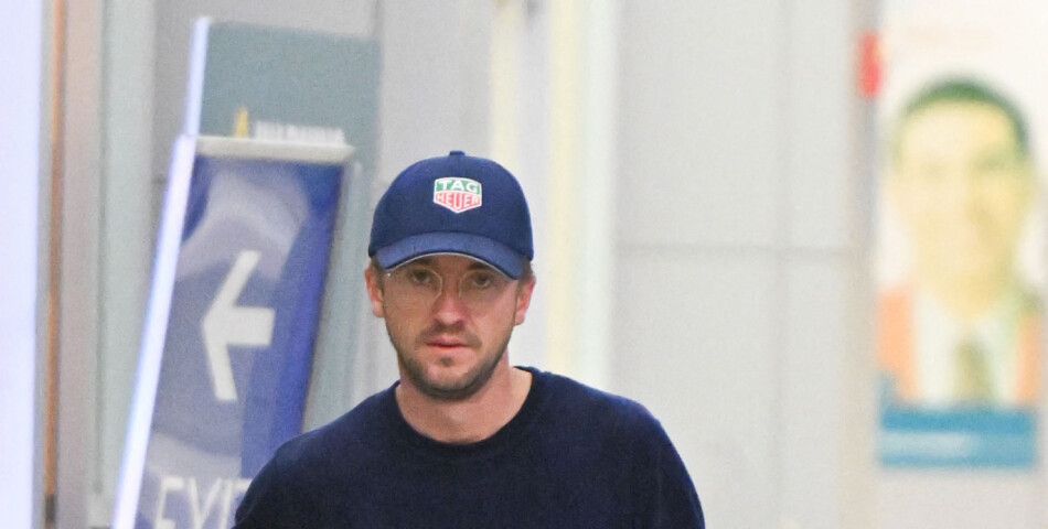 Exclusif - Tom Felton porte sa guitare en arrivant à l&#039;aéroport JFK de New York City, New Yor, Etats-Unis, le 17 octobre 2022.   Exclusive - Harry Potter star Tom Felton seen carrying his guitar while walking with a woman thru JFK airport in New York City. The sighting comes after Felton revealed in a new memoir that he &#039;always had a secret love&#039; for co-star Emma Watson. 