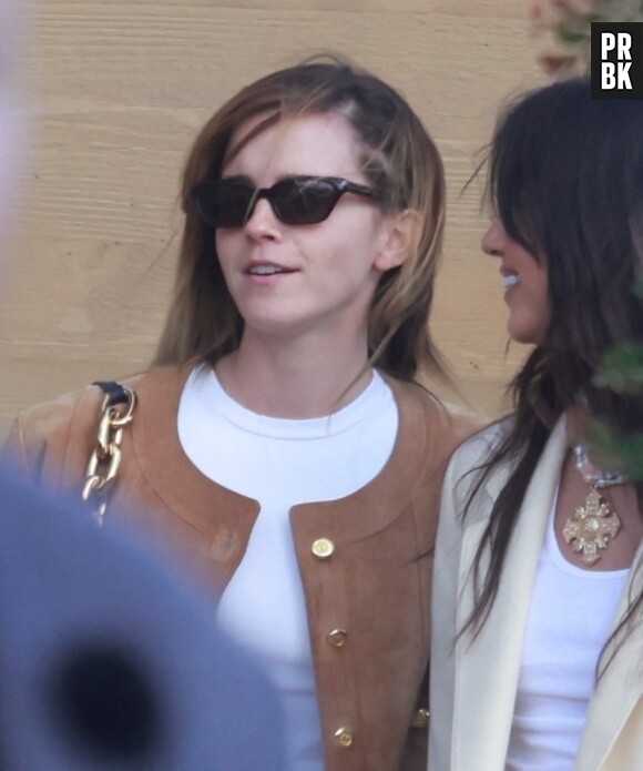 Exclusif - Emma Watson à la sortie d'un déjeuner chez Nobu avec une amie à Malibu, Los Angeles, Californie, Etats-Unis, le 25 mars 2023. La star de Harry Potter portait une mini-robe en cuir noir, un haut blanc, des bottes hautes et une veste en daim et ses cheveux partiellement tressés.  Exclusive - Emma Watson is spotted putting on a very chic display leaving lunch at Nobu in Malibu on Thursday. The Harry Potter star sported a black leather mini, white top, knee high boots and suede jacket and showed off partially braided hair. 