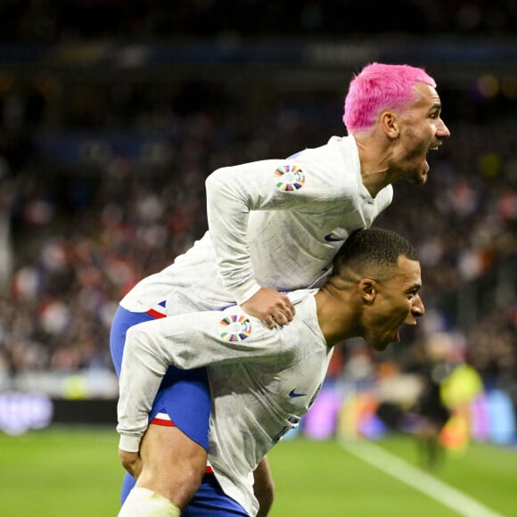 Joie des joueurs de l'équipe de France après le but de Antoine Griezmann (FRA) sur une passe de Kylian Mbappé (FRA) - Match de qualification à l''EURO 2024 de Football opposant la France aux Pays-Bas au Stade de France à Saint-Denis, France, le 24 mars 2023. La France a gagné 4-0. © Jean-Baptiste Autissier/Panoramic/Bestimage  UEFA Euro 2024 qualification football match between France and Netherlands at the Stade de France in Saint-Denis, north of Paris, France, on March 24, 2023. France won 4-0. 