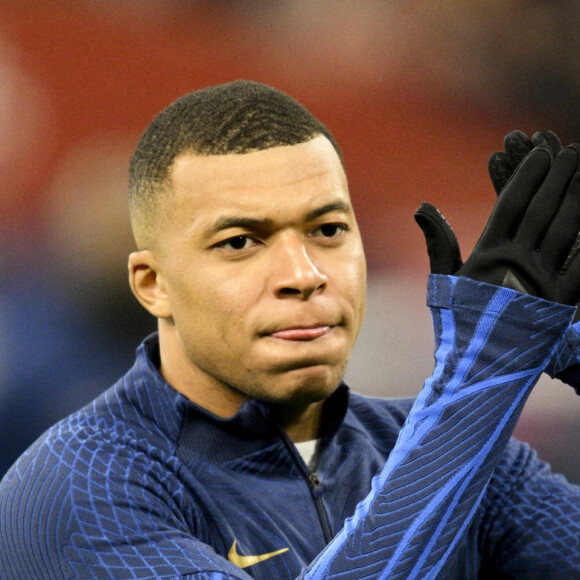 Echauffement des joueurs de l'équipe de France de football - Kylian Mbappé (FRA) - Match de qualification à l''EURO 2024 de Football opposant la France aux Pays-Bas au Stade de France à Saint-Denis, France, le 24 mars 2023. La France a gagné 4-0. © Jean-Baptiste Autissier/Panoramic/Bestimage  UEFA Euro 2024 qualification football match between France and Netherlands at the Stade de France in Saint-Denis, north of Paris, France, on March 24, 2023. France won 4-0. 