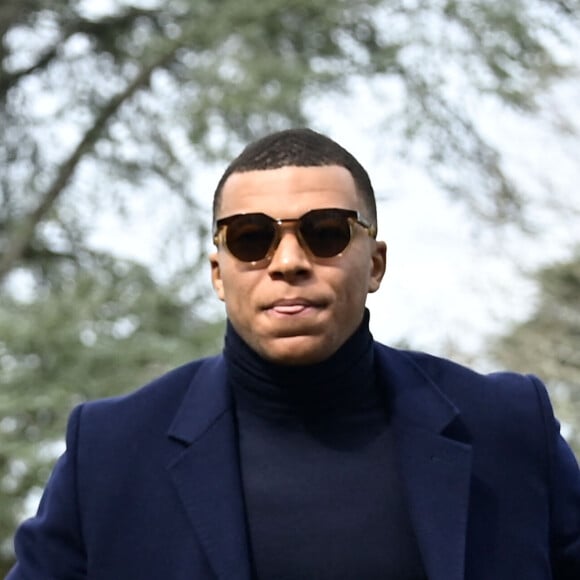 L'attaquant français Kylian Mbappé arrive pour l'entraînement de l'équipe de France de football pour le match de qualification à l'Euro 2024 contre les Pays-Bas au centre de formation et centre National du Footbal de Clairefontaine-en-Yvelines, France, le 20 march 2023. © Federico Pestellini/Panoramic/Bestimage  Kylian Mbappé arrives for training for the France soccer team ahead of the Euro 2024 qualifying match against the Netherlands at the training center and National Footbal Center in Clairefontaine-en-Yvelines, France, on 20 March 2023. 