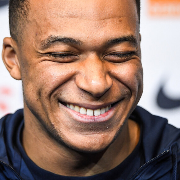 Kylian Mbappé lors de la conférence de presse de l'équipe de France avant le match de qualification l'UEFA Euro 2024 au Stade de France à Saint-Denis près de Paris, France, le 23 mars 2023. © Matthieu Mirville/Zuma Press/Bestimage  Kylian Mbappe of France during the press conference of the French team ahead the UEFA Euro 2024 European Qualifiers match in Stade de France on March 23, 2023 in Saint-Denis near Paris, France. 