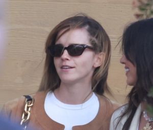 Exclusif - Emma Watson à la sortie d'un déjeuner chez Nobu avec une amie à Malibu, Los Angeles, Californie, Etats-Unis, le 25 mars 2023. La star de Harry Potter portait une mini-robe en cuir noir, un haut blanc, des bottes hautes et une veste en daim et ses cheveux partiellement tressés.  Exclusive - Emma Watson is spotted putting on a very chic display leaving lunch at Nobu in Malibu on Thursday. The Harry Potter star sported a black leather mini, white top, knee high boots and suede jacket and showed off partially braided hair. 