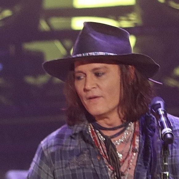 Exclusif - Johnny Depp, récemment célibataire, est en concert avec Jeff Beck à Thousand Oaks, le 5 novembre 2022.  Exclusive - Newly single Johnny Depp seen for first time since split from Joelie Rich. Johnny was performing live with Jeff Beck on tour in Thousand Oaks, California at the Bank of America Theatre. November 5th, 2022. 