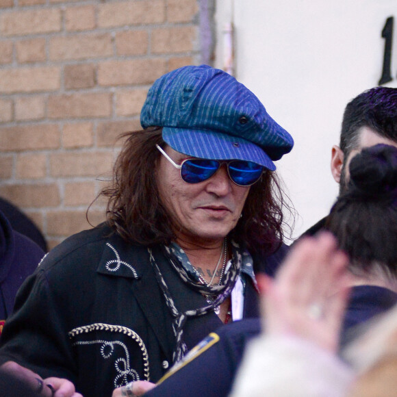 Johnny Depp salue ses fans à Port Chester dans l'état de New York le 8 octobre 2022.  10/08/2022 Johnny Depp is spotted greeting fans in Port Chester, New York. The American actor and singer is currently on tour and stepped out to meet fans before his show. 