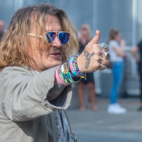 Johnny Depp va à la rencontre de fans devant la mairie d'Offenbach en Allemagne, le 6 juillet 2022.  
