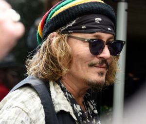 Johnny Depp signe des autographes à la sortie de son hôtel à Manchester. Le 4 juin 2022  BGUK_2397226 - Manchester, UNITED KINGDOM - The American Actor Johnny Depp and Jeff Beck seen leaving their Manchester Hotel signing autographs and posing for selfies with fans. Pictured: Johnny Depp 