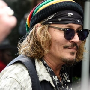 Johnny Depp signe des autographes à la sortie de son hôtel à Manchester. Le 4 juin 2022  BGUK_2397226 - Manchester, UNITED KINGDOM - The American Actor Johnny Depp and Jeff Beck seen leaving their Manchester Hotel signing autographs and posing for selfies with fans. Pictured: Johnny Depp 