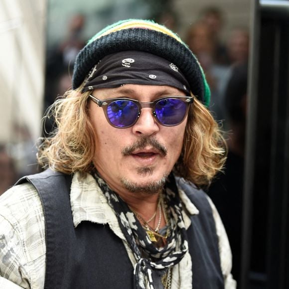 Johnny Depp signe des autographes à la sortie de son hôtel à Manchester. Le 4 juin 2022  BGUK_2397226 - Manchester, UNITED KINGDOM - The American Actor Johnny Depp and Jeff Beck seen leaving their Manchester Hotel signing autographs and posing for selfies with fans. Pictured: Johnny Depp 