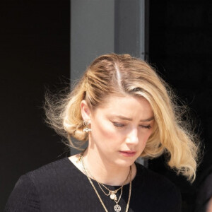 Amber Heard à la sortie du tribunal de Fairfax. Amber Heard a été condamné à verser à J. Depp, 8 millions de dollars pour diffamation. Fairfax, le 1er juin 2022.  Amber Heard departs the Fairfax County Courthouse, in Fairfax, Virginia, after the verdict was announced in the civil trial with Johnny Depp, Wednesday, June 1, 2022. Depp brought a defamation lawsuit against his former wife, actress Amber Heard, after she wrote an op-ed in The Washington Post in 2018 that, without naming Depp, accused him of domestic abuse. 