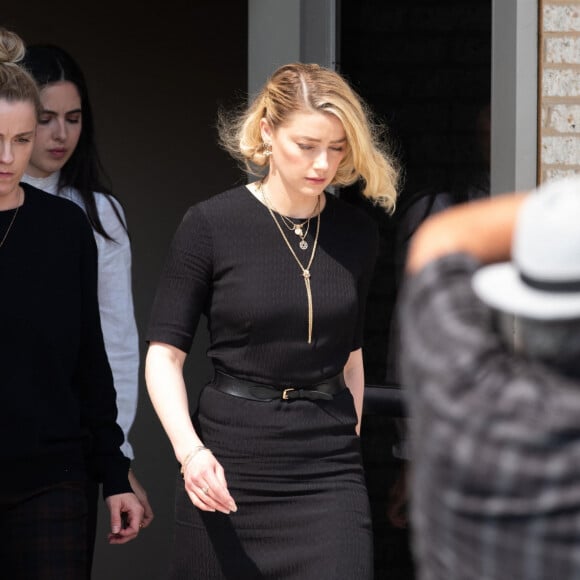 Amber Heard à la sortie du tribunal de Fairfax. Amber Heard a été condamné à verser à J. Depp, 8 millions de dollars pour diffamation. Fairfax, le 1er juin 2022.  Amber Heard departs the Fairfax County Courthouse, in Fairfax, Virginia, after the verdict was announced in the civil trial with Johnny Depp, Wednesday, June 1, 2022. Depp brought a defamation lawsuit against his former wife, actress Amber Heard, after she wrote an op-ed in The Washington Post in 2018 that, without naming Depp, accused him of domestic abuse. 