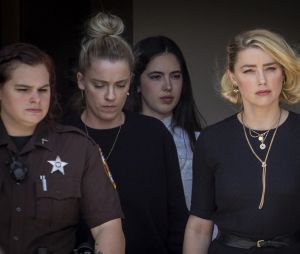Info - Amber Heard renonce à faire appel de sa condamnation pour diffamation - Amber Heard, accompagnée de sa soeur Whitney, sort du tribunal, alors que le verdict du procès en diffamation qui l'oppose à Johnny Depp est tombé. Fairfax, le 1er juin 2022. L’actrice, qui s’était décrite comme une victime de violences conjugales dans une tribune publiée en 2018 par le « Washington Post », a été condamnée à verser quinze millions de dollars de dommages et intérêts à Johnny Depp pour diffamation.  Fairfax, VA - Actress Amber Heard and her sister Whitney Heard, depart the Fairfax County Courthouse following the verdicts in her trial against Johnny Depp in Fairfax, Virginia. Pictured: Amber Heard 