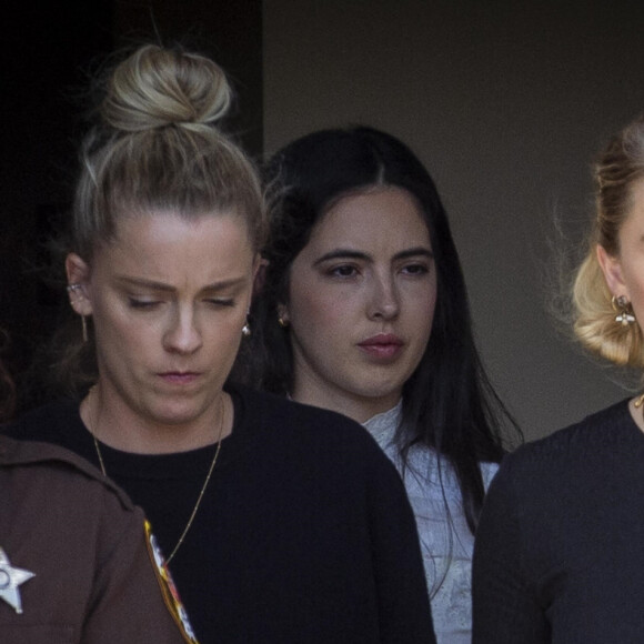 Info - Amber Heard renonce à faire appel de sa condamnation pour diffamation - Amber Heard, accompagnée de sa soeur Whitney, sort du tribunal, alors que le verdict du procès en diffamation qui l'oppose à Johnny Depp est tombé. Fairfax, le 1er juin 2022. L’actrice, qui s’était décrite comme une victime de violences conjugales dans une tribune publiée en 2018 par le « Washington Post », a été condamnée à verser quinze millions de dollars de dommages et intérêts à Johnny Depp pour diffamation.  Fairfax, VA - Actress Amber Heard and her sister Whitney Heard, depart the Fairfax County Courthouse following the verdicts in her trial against Johnny Depp in Fairfax, Virginia. Pictured: Amber Heard 
