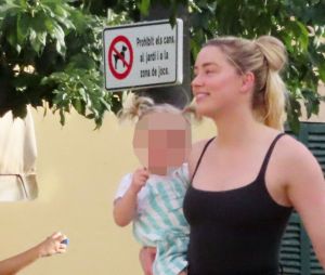 Semi-Exclusif - Amber Heard passe du bon temps avec sa fille d'un an, Oonagh Paige Heard et sa compagne Bianca Butti à Palma de Majorque, le 29 septembre 2022. Trois mois après son procès perdu contre son ex-mari, J.Depp, Amber Heard, qui a fait appel du verdict la condamnant à verser dix millions de dollars à l'acteur, se relaxe avec ses proches.  Exclusive - Special Price - Out taking a relaxing stroll during her European break to Spain, the American Actress Amber Heard seen for the first time since her acrimonious much publicised defamation trial with ex-husband Johnny Depp in which Amber subsequently lost. It would seem Amber is getting away from it all, away from the emotional dramas from her televised court appearances and here we see the 36-year old in tranquil surroundings with her partner Bianca Butti and daughter Oonagh Paige Heard out in Palma De Mallorca, Spain. September 29th, 2022. 