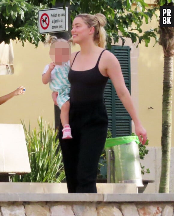 Semi-Exclusif - Amber Heard passe du bon temps avec sa fille d'un an, Oonagh Paige Heard et sa compagne Bianca Butti à Palma de Majorque, le 29 septembre 2022. Trois mois après son procès perdu contre son ex-mari, J.Depp, Amber Heard, qui a fait appel du verdict la condamnant à verser dix millions de dollars à l'acteur, se relaxe avec ses proches.  Exclusive - Special Price - Out taking a relaxing stroll during her European break to Spain, the American Actress Amber Heard seen for the first time since her acrimonious much publicised defamation trial with ex-husband Johnny Depp in which Amber subsequently lost. It would seem Amber is getting away from it all, away from the emotional dramas from her televised court appearances and here we see the 36-year old in tranquil surroundings with her partner Bianca Butti and daughter Oonagh Paige Heard out in Palma De Mallorca, Spain. September 29th, 2022. 