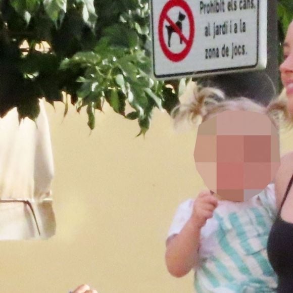 Semi-Exclusif - Amber Heard passe du bon temps avec sa fille d'un an, Oonagh Paige Heard et sa compagne Bianca Butti à Palma de Majorque, le 29 septembre 2022. Trois mois après son procès perdu contre son ex-mari, J.Depp, Amber Heard, qui a fait appel du verdict la condamnant à verser dix millions de dollars à l'acteur, se relaxe avec ses proches.  Exclusive - Special Price - Out taking a relaxing stroll during her European break to Spain, the American Actress Amber Heard seen for the first time since her acrimonious much publicised defamation trial with ex-husband Johnny Depp in which Amber subsequently lost. It would seem Amber is getting away from it all, away from the emotional dramas from her televised court appearances and here we see the 36-year old in tranquil surroundings with her partner Bianca Butti and daughter Oonagh Paige Heard out in Palma De Mallorca, Spain. September 29th, 2022. 