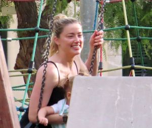 Semi-Exclusif - Amber Heard passe du bon temps avec sa fille d'un an, Oonagh Paige Heard et sa compagne Bianca Butti à Palma de Majorque, le 29 septembre 2022. Trois mois après son procès perdu contre son ex-mari, J.Depp, Amber Heard, qui a fait appel du verdict la condamnant à verser dix millions de dollars à l'acteur, se relaxe avec ses proches.  Exclusive - Special Price - Out taking a relaxing stroll during her European break to Spain, the American Actress Amber Heard seen for the first time since her acrimonious much publicised defamation trial with ex-husband Johnny Depp in which Amber subsequently lost. It would seem Amber is getting away from it all, away from the emotional dramas from her televised court appearances and here we see the 36-year old in tranquil surroundings with her partner Bianca Butti and daughter Oonagh Paige Heard out in Palma De Mallorca, Spain. September 29th, 2022. 
