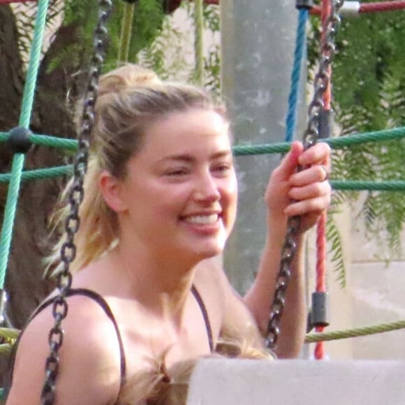 Semi-Exclusif - Amber Heard passe du bon temps avec sa fille d'un an, Oonagh Paige Heard et sa compagne Bianca Butti à Palma de Majorque, le 29 septembre 2022. Trois mois après son procès perdu contre son ex-mari, J.Depp, Amber Heard, qui a fait appel du verdict la condamnant à verser dix millions de dollars à l'acteur, se relaxe avec ses proches.  Exclusive - Special Price - Out taking a relaxing stroll during her European break to Spain, the American Actress Amber Heard seen for the first time since her acrimonious much publicised defamation trial with ex-husband Johnny Depp in which Amber subsequently lost. It would seem Amber is getting away from it all, away from the emotional dramas from her televised court appearances and here we see the 36-year old in tranquil surroundings with her partner Bianca Butti and daughter Oonagh Paige Heard out in Palma De Mallorca, Spain. September 29th, 2022. 