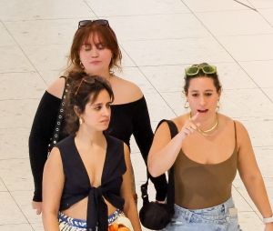 Exclusif - Camila Cabello fait du shopping evec ses amies à Miami le 8 mars 2023.