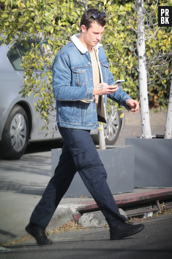 Exclusif - Shawn Mendes prend un café avec des amis sur une terrasse à Los Angeles le 16 février 2023.


