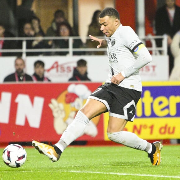 but de Kylian Mbappe (PSG) lors du match de championnat de Ligue 1 Uber Eats opposant Le Stade Brestois 29 (Brest) au Paris Saint-Germain (PSG) au stade Francis-Le Ble à Brest, France, le 11 mars 2023. le PSG a gagné 2-1. © Jean-Baptiste Autissier/Panoramic/Bestimage  French L1 football match between Stade Brestois 29 (Brest) and Paris Saint-Germain FC at Stade Francis-Le Ble in Brest, western France on March 11, 2023. PSG won 2-1. 