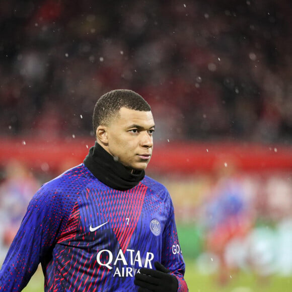 Kylian MBAPPE 7 (PSG) Echauffement des joueurs de PSG - Match de 8ème de finale retour de la Ligue Des Champions 2023 (LDC) "Bayern Munich Vs PSG (2-0)" à Munich en Allemagne le 8 mars 2023.  2023 Champions League Round of 16 second leg match "Bayern Munich Vs PSG (2-0)" in Munich, Germany on March 8, 2023. 