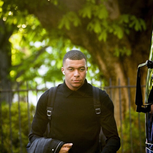 Kylian Mbappé (PSG) - Arrivées des joueurs avant le Match de championnat de Ligue 1 Uber Eats opposant le Paris Saint-Germain (PSG) au RC Lens (3-1) au Parc des Princes à Paris le 15 avril 2023.  Arrivals of players before the Ligue 1 Uber Eats Championship match between Paris Saint-Germain (PSG) and RC Lens (3-1) at the Parc des Princes in Paris on April 15, 2023. 