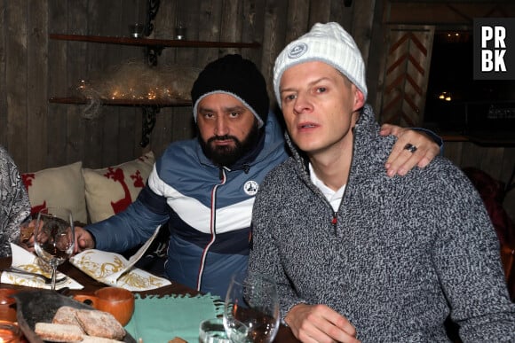 Exclusif - Prix Spécial - No Web - Cyril Hanouna, Matthieu Delormeau au restaurant du Chamane à Köngäs, Finlande, le 30 novembre 2018. L'équipe de l'émision Touche Pas à Mon Poste ! (TPMP) sur le tournage du prime spécial fêtes de fin d'année: TPMP en Laponie intitulé "Baba en Laponie: à la recherche du Père Noël". Ce dernier sera diffusé le 19 décembre à partir de 21 heures. Après Las Vegas 2016 et le ski en 2017, C.Hanouna et toute son équipe se sont lancé un nouveau défi complètement givré : partir en Laponie à la rencontre du Père Noël. Pendant quatre jours, ils vont investir un chalet au pôle Nord et auront pour mission d’aider le Père Noël dans la distribution de ses cadeaux. Au programme : courses de traîneaux, bain glacé dans la banquise et d’autres surprises. © Sébastien Valiela/Bestimage 