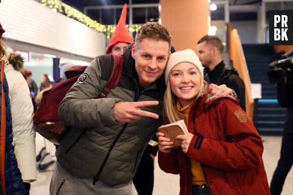 Exclusif - Prix Spécial - No Web - Matthieu Delormeau rencontre des fans à l'arrivée à l'aéroport de Kittilä, Finlande, le 29 novembre 2018. L'équipe de l'émision Touche Pas à Mon Poste ! (TPMP) sur le tournage du prime spécial fêtes de fin d'année: TPMP en Laponie intitulé "Baba en Laponie: à la recherche du Père Noël". Ce dernier sera diffusé le 19 décembre à partir de 21 heures. Après Las Vegas 2016 et le ski en 2017, C.Hanouna et toute son équipe se sont lancé un nouveau défi complètement givré : partir en Laponie à la rencontre du Père Noël. Pendant quatre jours, ils vont investir un chalet au pôle Nord et auront pour mission d’aider le Père Noël dans la distribution de ses cadeaux. Au programme : courses de traîneaux, bain glacé dans la banquise et d’autres surprises. © Sébastien Valiela/Bestimage 